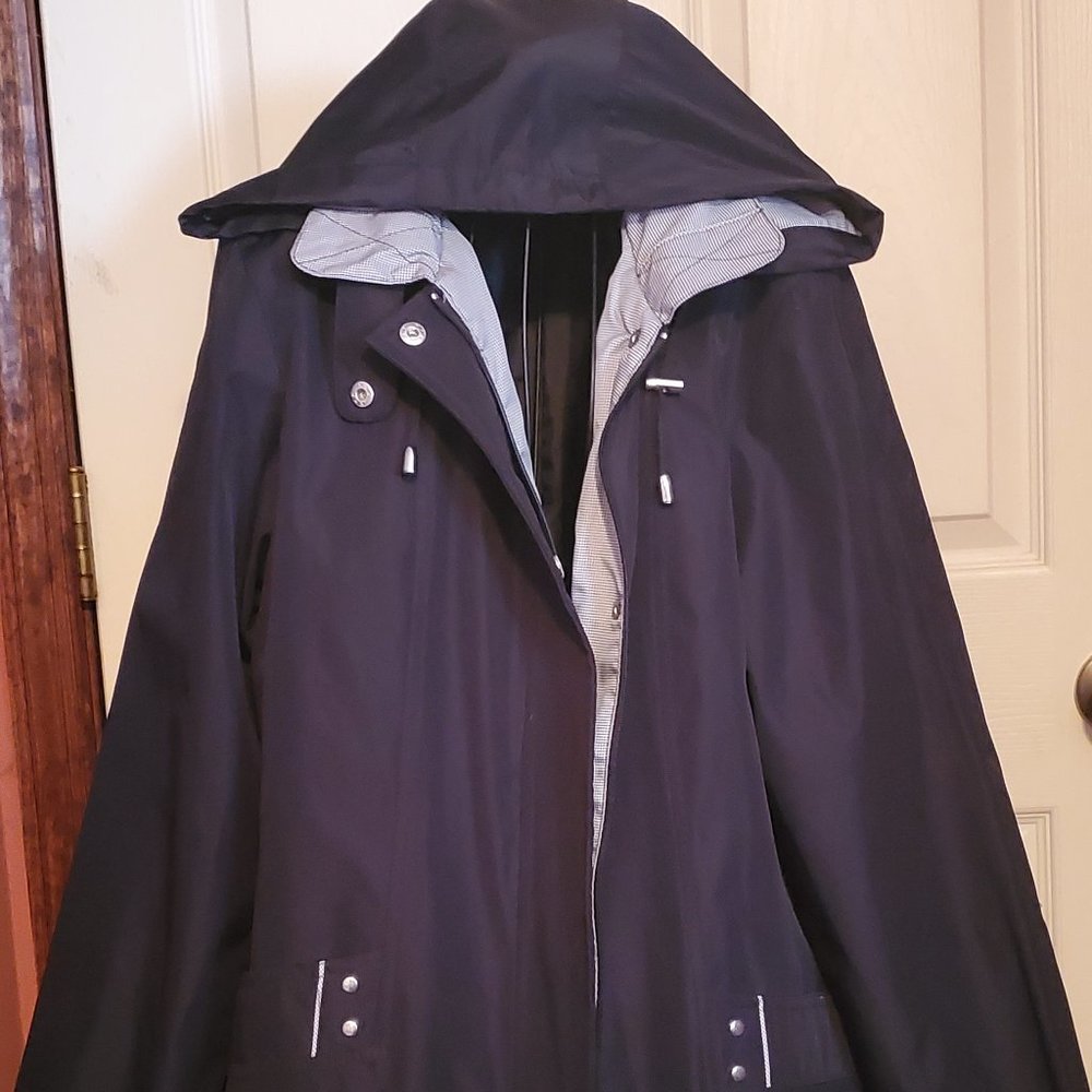 Woman' Raincoat, Navy Blue Coat. Size Med 8-10